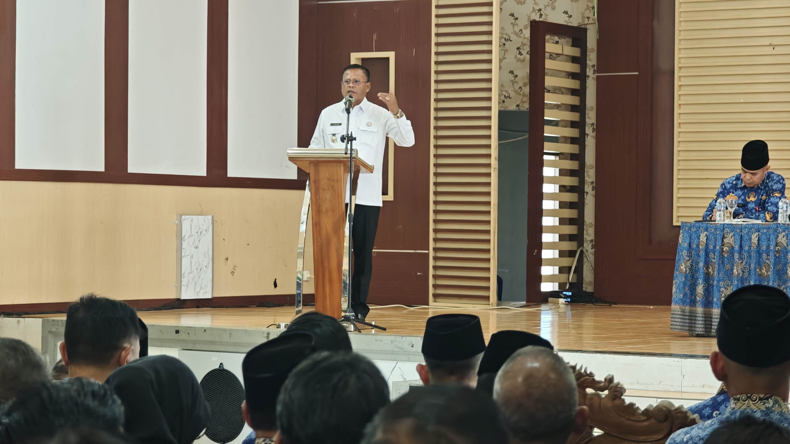 Wali Kota Prabumulih H Arlan saat memimpin rapat bulanan dan menginstruksikan pembentukan tim pembebasan lahan untuk mendukung program pelebaran jalan di Kota Prabumulih.