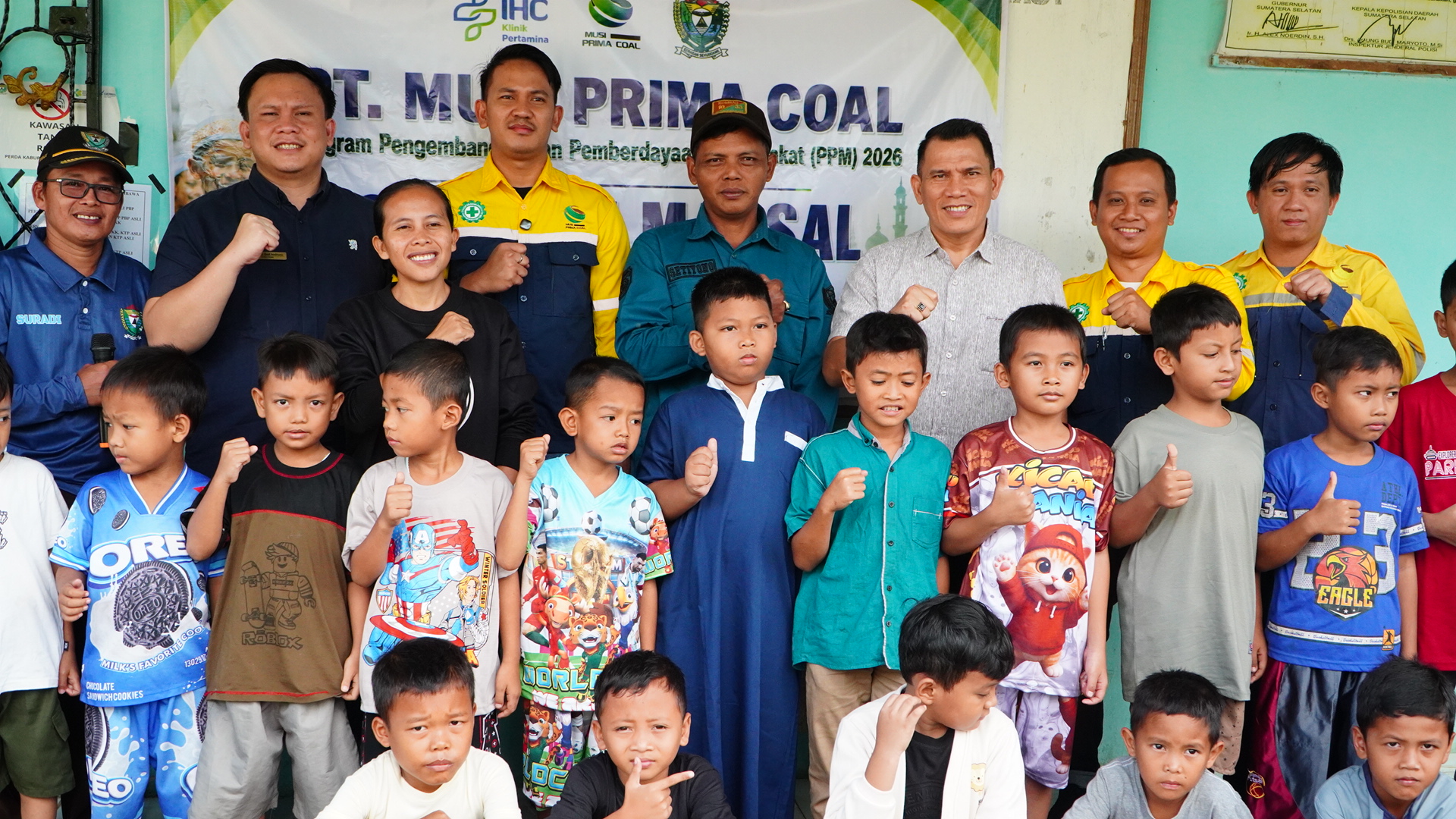 PT Musi Prima Coal (MPC) foto bersama puluhan anak-anak yang akan menjalani sunat masal secara gratis di aula kantor Desa Air Limau, Kecamatan Rambang Niru, Kabupaten Muara Enim.