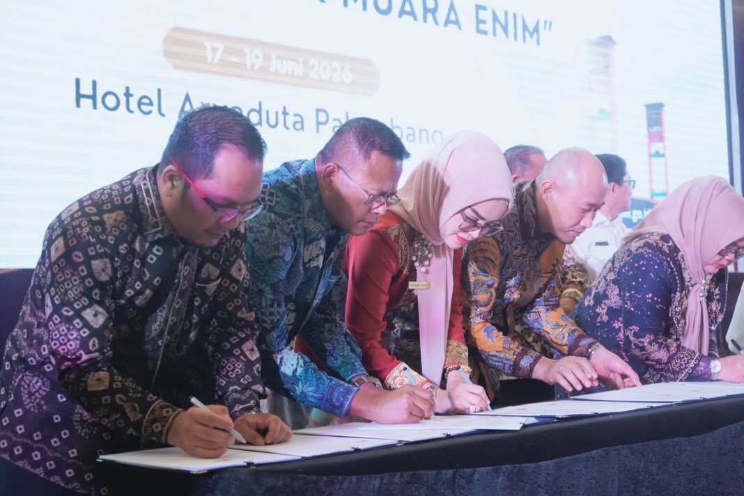 Wali Kota Prabumulih H. Arlan menghadiri penandatanganan MoU perlindungan kekayaan intelektual di Palembang.