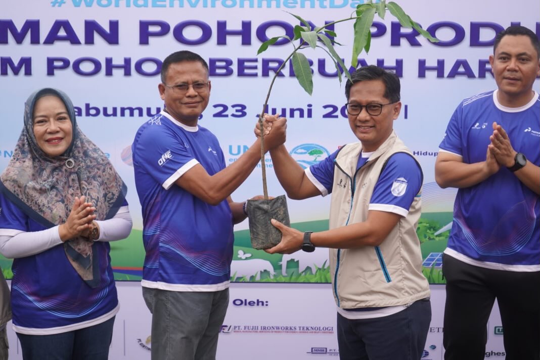 Wali Kota Prabumulih H. Arlan melakukan penanaman pohon pada Hari Lingkungan Hidup Sedunia Tahun 2026.