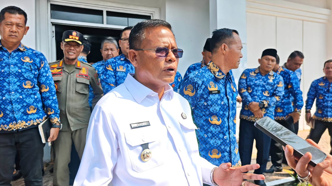 Wali Kota Prabumulih H. Arlan memberikan keterangan kepada awak media usai menghadiri rapat bulanan Pemerintah Kota Prabumulih terkait penertiban pedagang di atas drainase dan parkir liar di sejumlah ruas jalan utama.