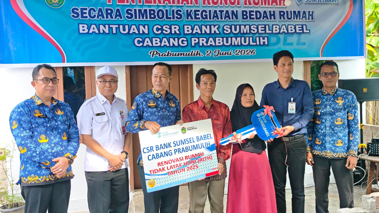 Paiton Aripandi menerima kunci rumah layak huni yang dibangun melalui program CSR Bank Sumsel Babel di Kelurahan Sungai Medang, Prabumulih.