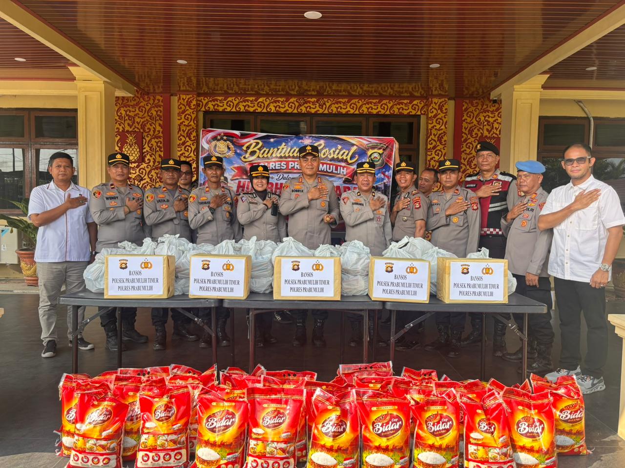 Kapolres Prabumulih AKBP Bobby Kusumawardhana melepas penyaluran bantuan sosial Hari Bhayangkara ke-80.