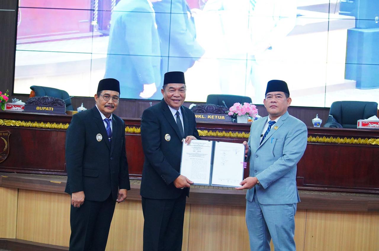 Penandatanganan keputusan bersama Pemkab Muba dan DPRD tentang Perda Pajak Daerah dan Retribusi Daerah.
