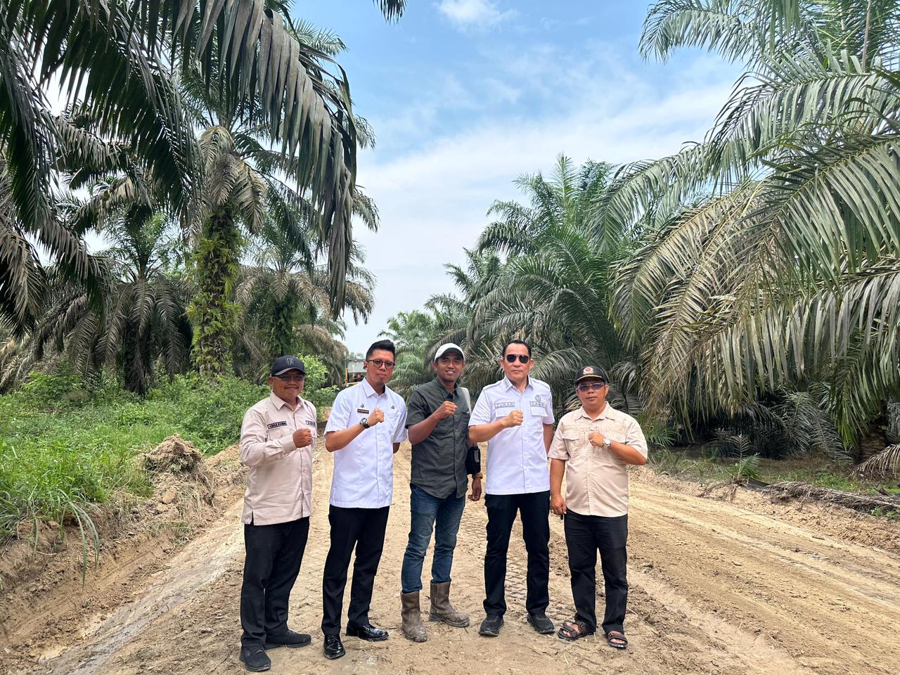 Pemerintah Kecamatan Bayung Lencir, Pemerintah Desa Muara Bahar, bersama masyarakat meninjau hasil perbaikan jalan sepanjang 2 kilometer menuju RT 03 Desa Muara Bahar