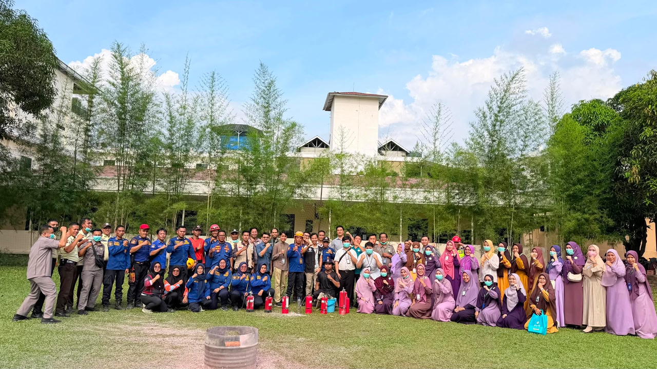 Foto bersama karyawan RS AR Bunda Prabumulih dan tim Dinas Pemadam Kebakaran Kota Prabumulih setelah pelatihan penanggulangan bencana dan simulasi tanggap darurat.