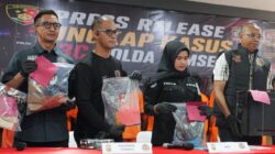 Petugas Polda Sumsel menunjukkan tersangka dan barang bukti hasil pengungkapan 123 kasus curat, curas, dan curanmor selama Mei 2026 dalam konferensi pers di Palembang.