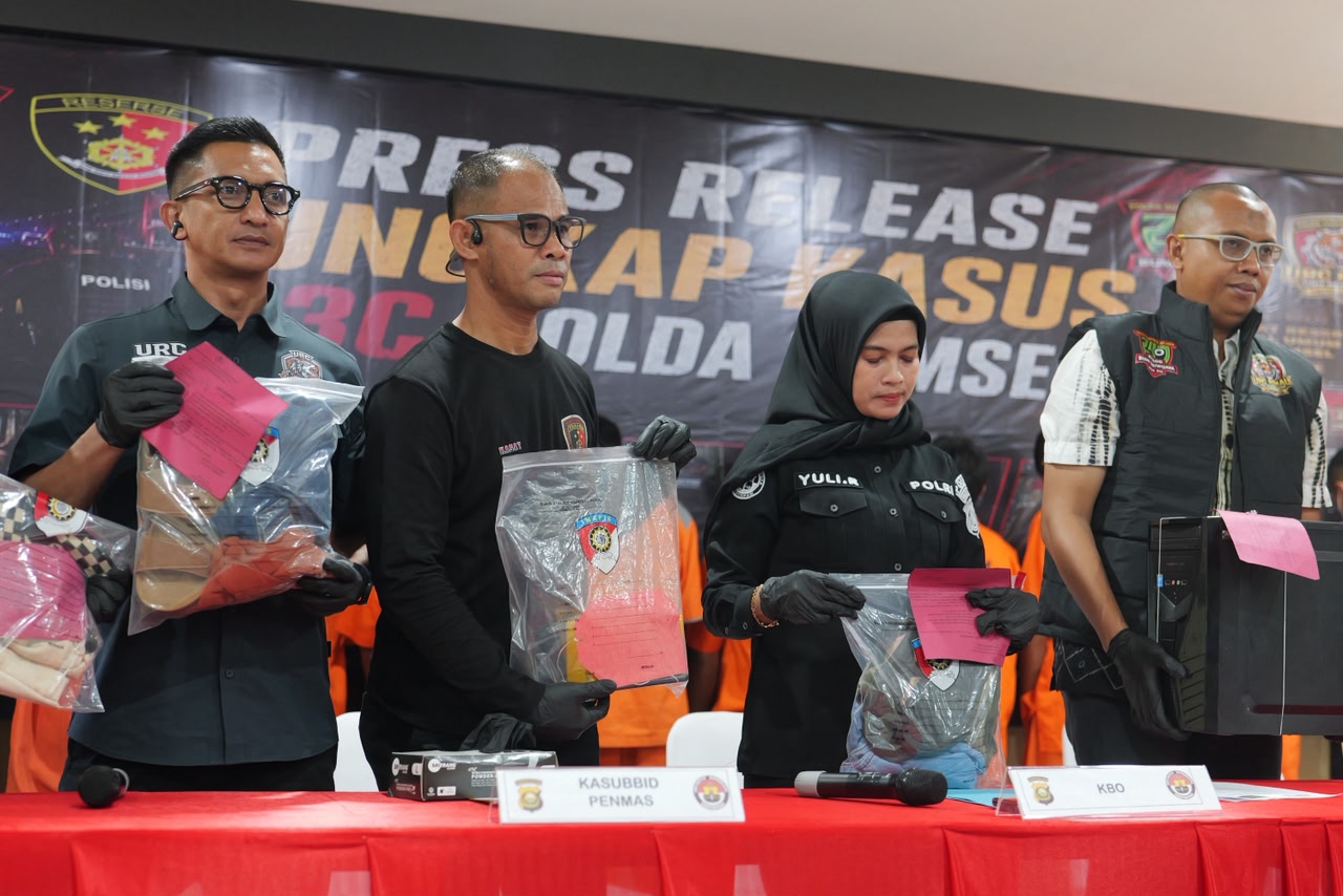 Petugas Polda Sumsel menunjukkan tersangka dan barang bukti hasil pengungkapan 123 kasus curat, curas, dan curanmor selama Mei 2026 dalam konferensi pers di Palembang.