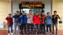 Kapolres Musi Rawas AKBP Agung Adhitya Prananta berfoto bersama perwakilan Kelompok Cipayung usai silaturahmi di Polres Musi Rawas.