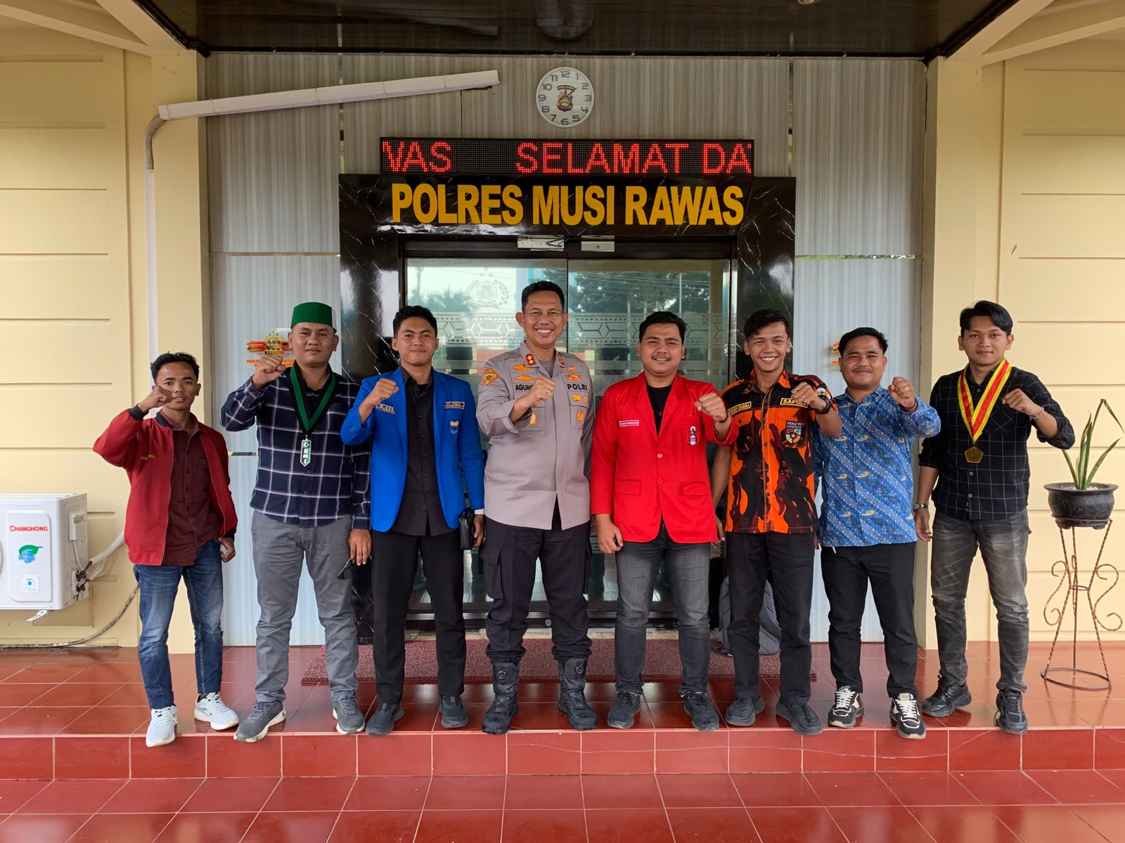 Kapolres Musi Rawas AKBP Agung Adhitya Prananta berfoto bersama perwakilan Kelompok Cipayung usai silaturahmi di Polres Musi Rawas.