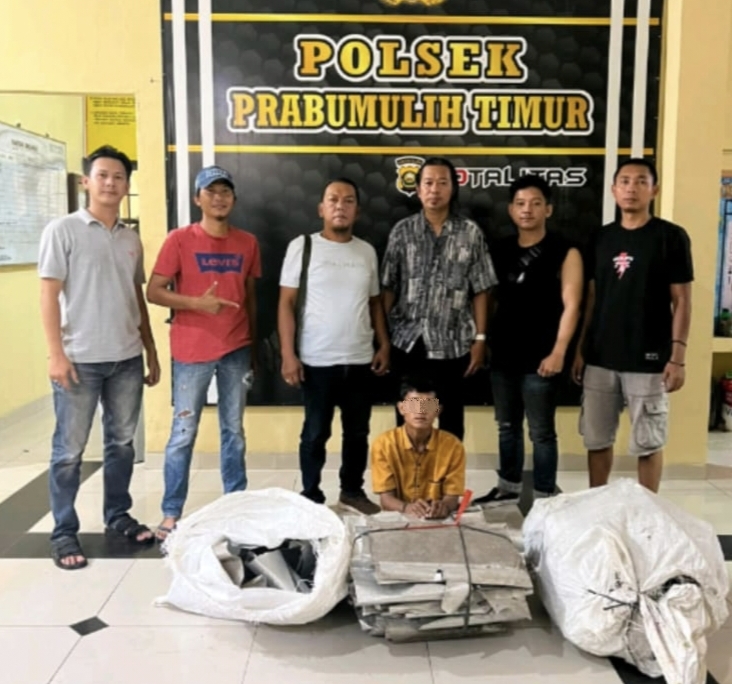 Polisi menunjukkan pelaku pencurian atap kanopi berbahan alkan yang ditangkap di Prabumulih.