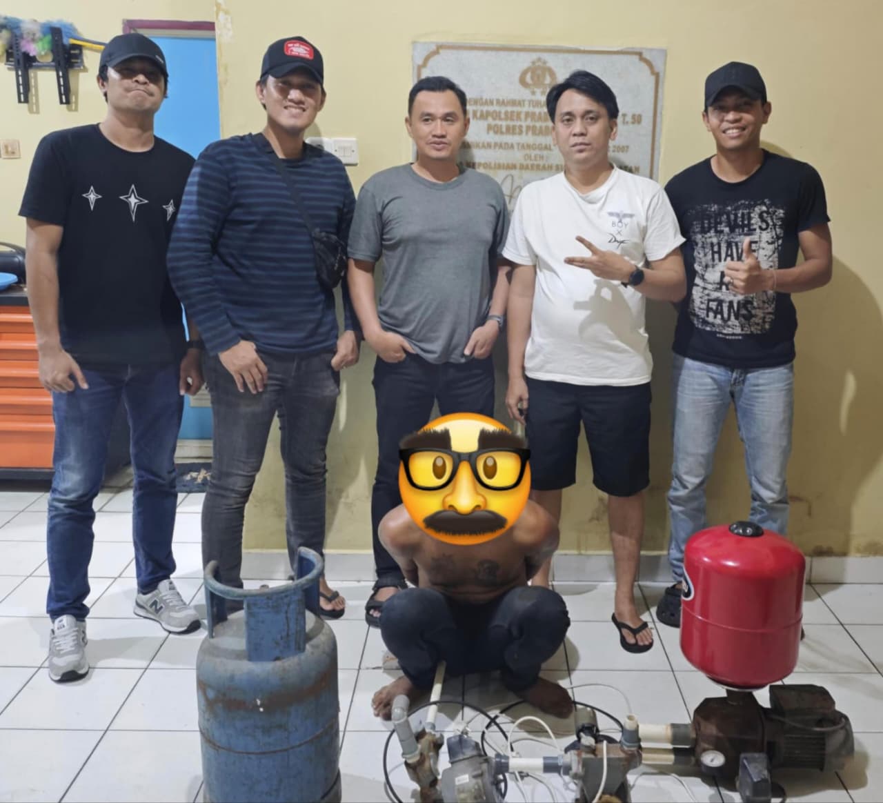 Polisi menunjukkan residivis pelaku pencurian mesin air Sanyo yang ditangkap Polsek Prabumulih Barat.
