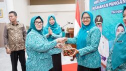Ketua TP PKK Muba Hj Patimah Toha saat menutup Pelatihan Pemasaran Produk UP2K Menuju Era Digital di Mall Pelayanan Publik Muba.