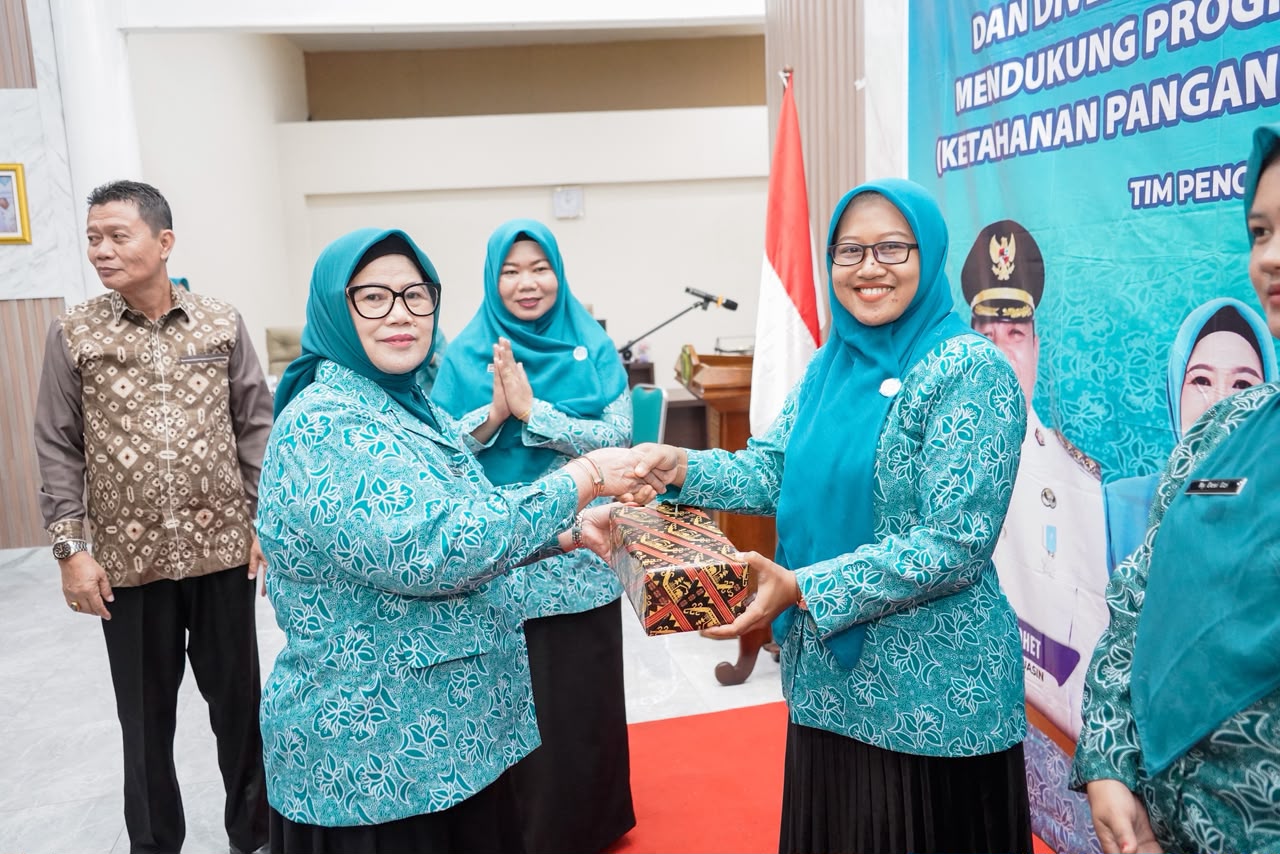 Ketua TP PKK Muba Hj Patimah Toha saat menutup Pelatihan Pemasaran Produk UP2K Menuju Era Digital di Mall Pelayanan Publik Muba.