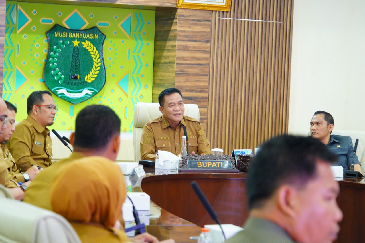 Bupati Muba H M Toha Tohet memimpin rapat pembahasan legalisasi penyulingan minyak rakyat di Ruang Rapat Serasan Sekate Sekayu.