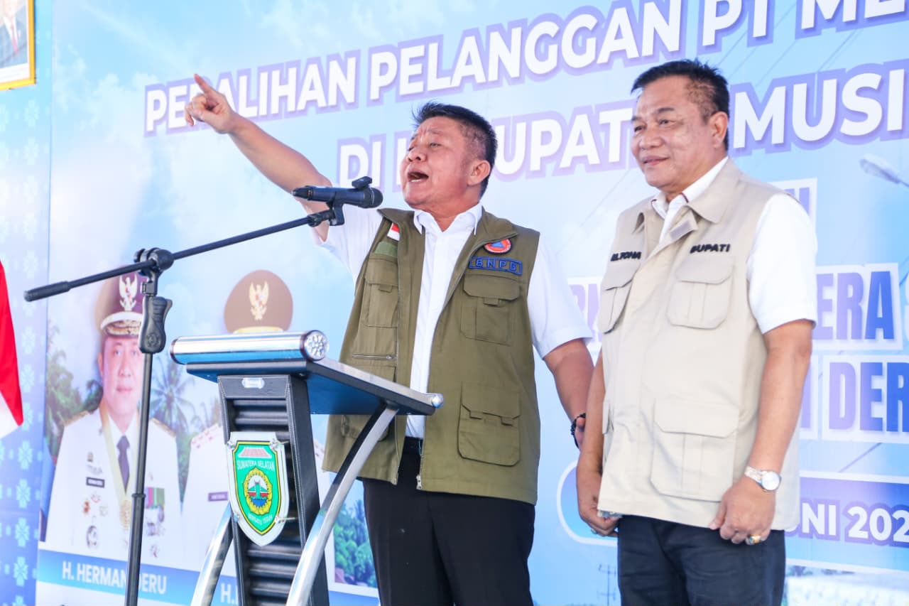 Herman Deru dan Bupati Toha meresmikan peralihan pelanggan PT MEP ke PLN di Kecamatan Plakat Tinggi Musi Banyuasin.
