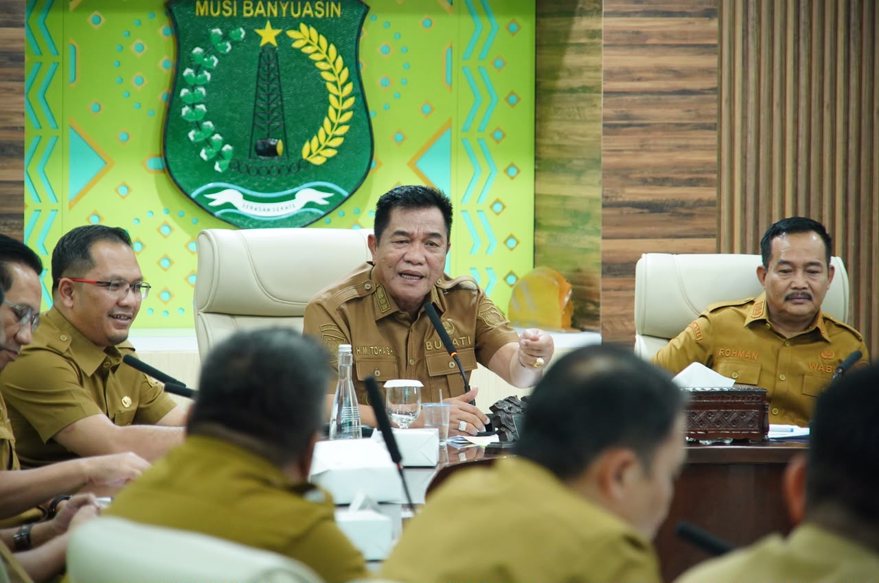 Bupati Toha Tohet memimpin rapat percepatan Program Keluarga Maju Tahun 2026 di Kabupaten Musi Banyuasin.