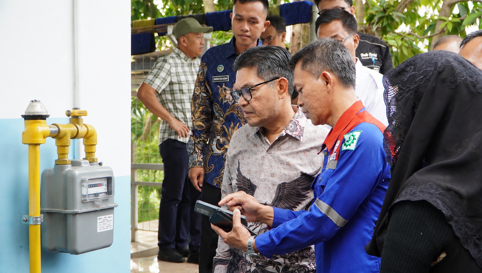 Foto : Indra Pehulisa Sembiring Direktur Utama Pertamina Gas sedang mendengarkan penjelasan pihak PD Petro Prabu, Muslimin Bidang Kehumasan saat kunjungan ke dapur SPPG Muntang Tapus, Kota Prabumulih. Jum'at, 15 Mei 2026.