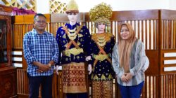 Wali Kota Prabumulih H. Arlan bersama Ketua Dekranasda Hj. Linda Apriana Arlan meninjau Anjungan Kota Prabumulih di Kawasan Anjungan Provinsi Sumatera Selatan.