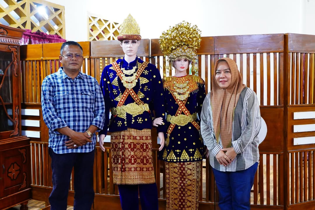 Wali Kota Prabumulih H. Arlan bersama Ketua Dekranasda Hj. Linda Apriana Arlan meninjau Anjungan Kota Prabumulih di Kawasan Anjungan Provinsi Sumatera Selatan.