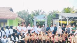 Siswa SD YPGPI II Bumi Ayu membuat ecobrick dalam Green Project PT Guthrie Pecconina Indonesia.