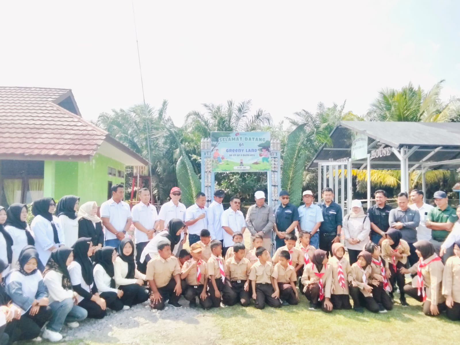 Siswa SD YPGPI II Bumi Ayu membuat ecobrick dalam Green Project PT Guthrie Pecconina Indonesia.