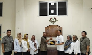Direktur RSUD Kota Prabumulih dr. H. Ade Nur Ichklas menerima kunjungan Deputi Direksi Wilayah III BPJS Kesehatan dr. Anurman Huda didampingi Handoko Cokro Putranto di RSUD Kota Prabumulih.