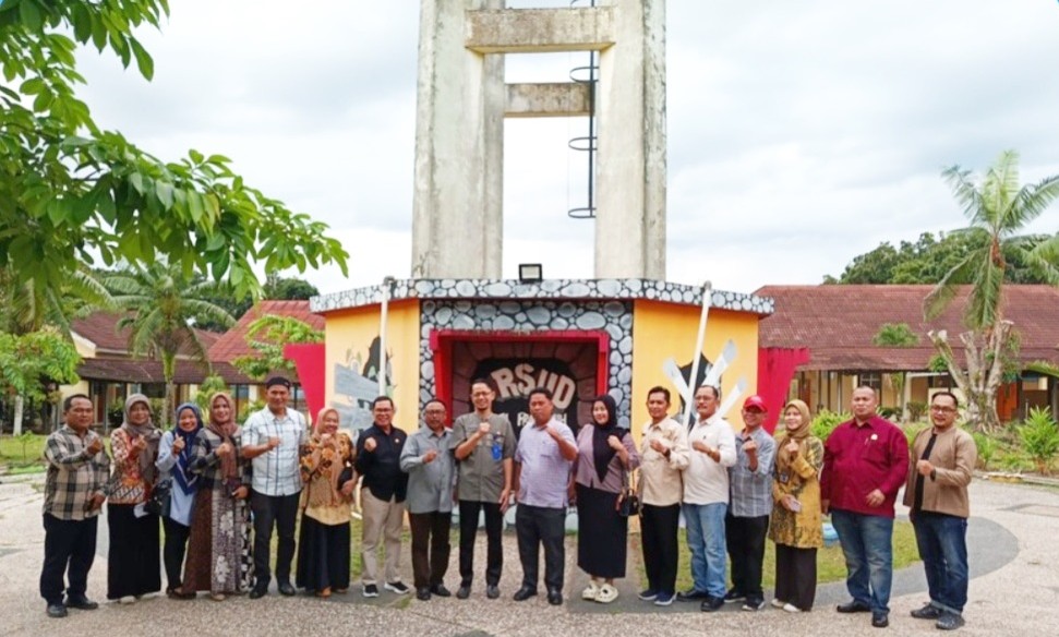 Direktur RSUD Kota Prabumulih dr. H. Ade Nur Ichklas didampingi Tim Manajemen menerima kunjungan Komisi I DPRD Kota Prabumulih dalam pembahasan LKPJ Tahun 2025 di RSUD Kota Prabumulih.