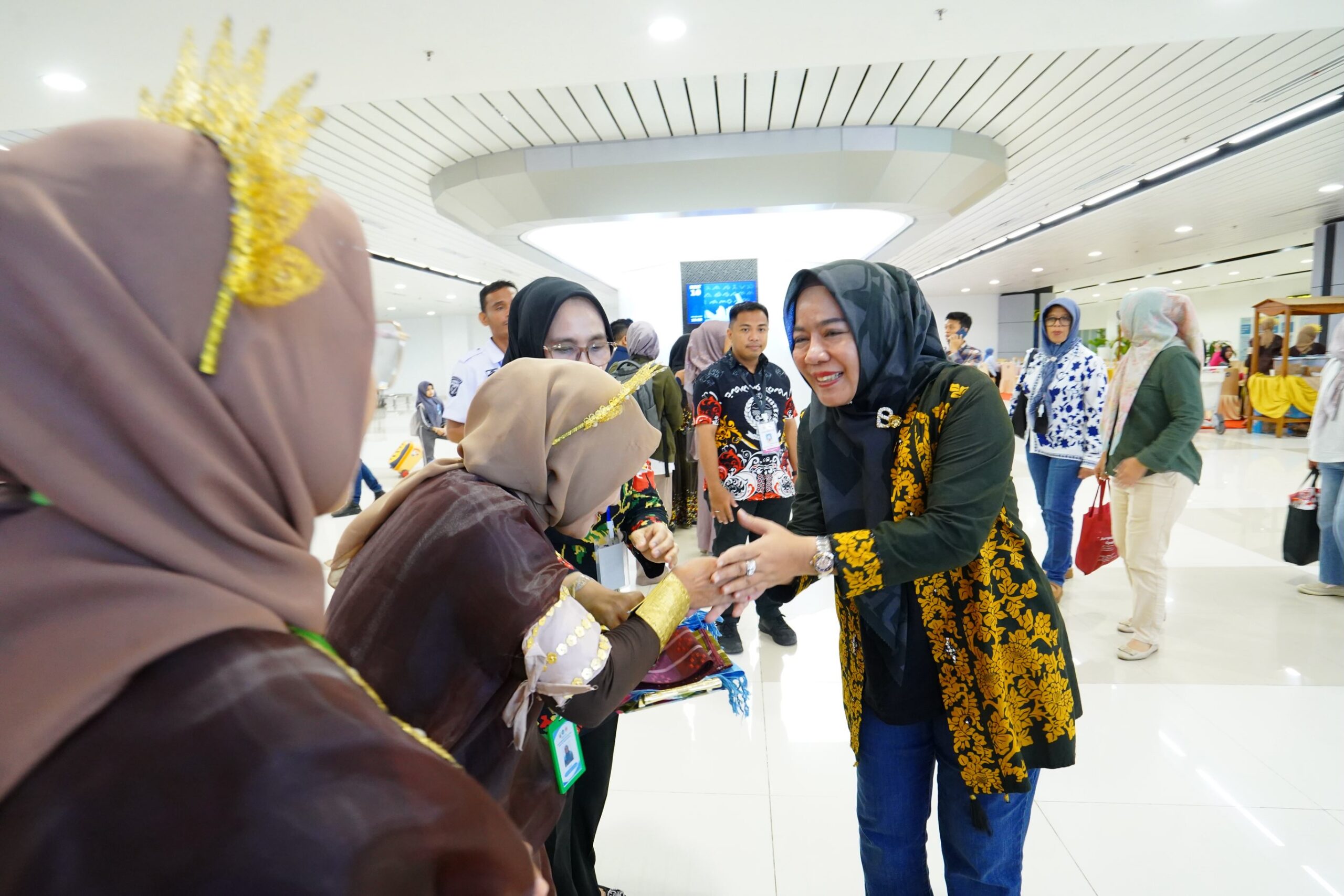 Ketua TP PKK Kota Prabumulih Hj. Linda Apriana Arlan menghadiri Puncak HUT Dekranas ke-46 di Makassar.