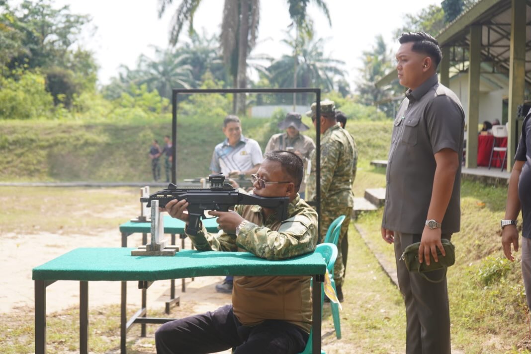 Wali Kota Prabumulih H. Arlan mengikuti kegiatan Fun Shooting di Lapangan Tembak Yon Zipur 2/SG.