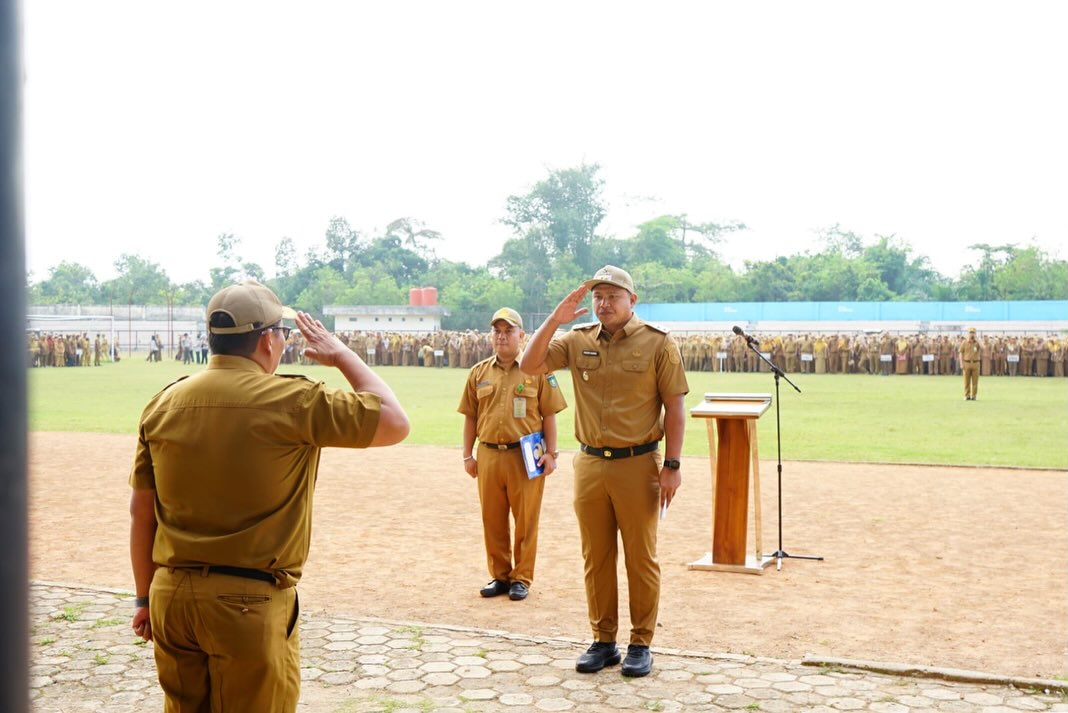 Wakil Wali Kota Prabumulih Franky Nasril menjadi pembina apel bulanan ASN di Stadion Talang Jimar.