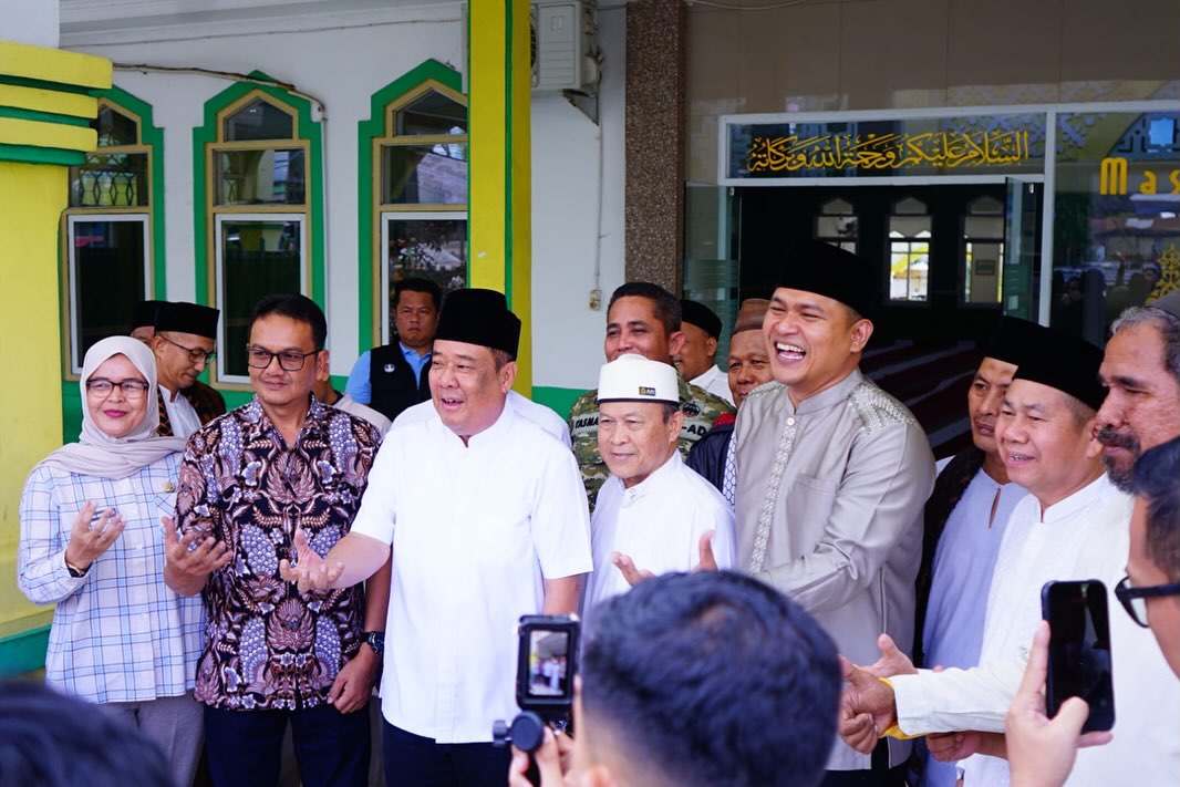 Wakil Wali Kota Prabumulih Franky Nasril menyambut Wakil Gubernur Sumatera Selatan H. Cik Ujang dalam Safari Jumat di Masjid Agung Nur Arafah.