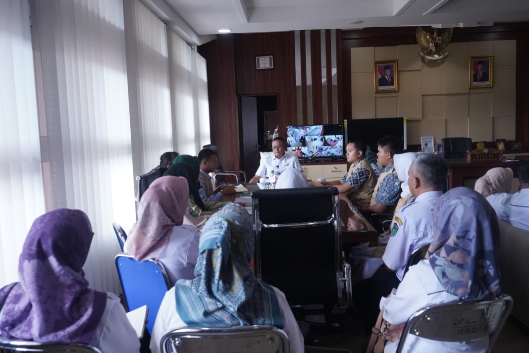 Wali Kota Prabumulih H. Arlan menerima audiensi Forum Anak Nasional Kota Prabumulih di Ruang Rapat Wali Kota.