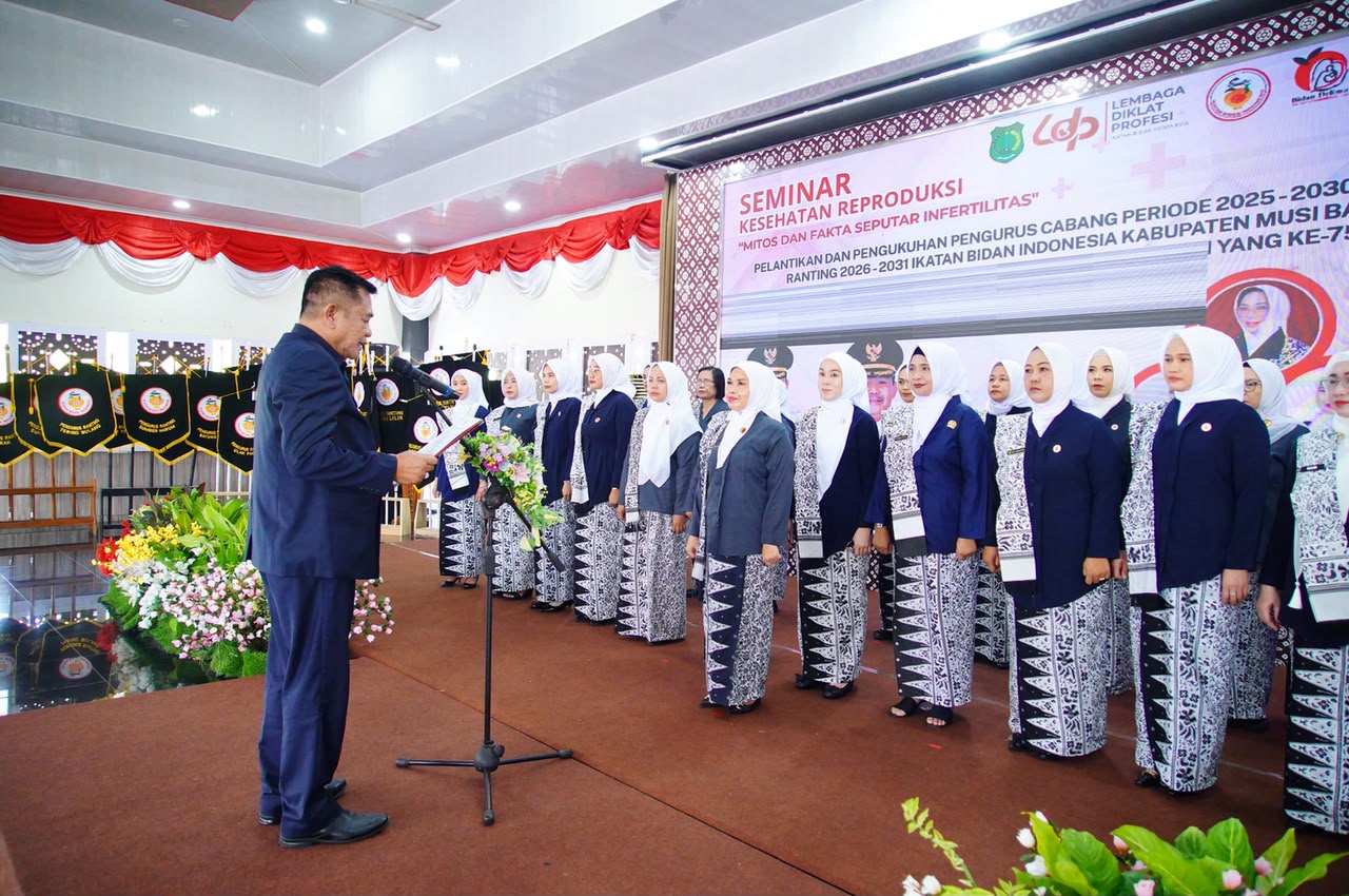Bupati Musi Banyuasin HM Toha Tohet melantik Pengurus Cabang Ikatan Bidan Indonesia Kabupaten Muba periode 2025–2030 di Pendopoan Griya Bumi Serasan Sekate.