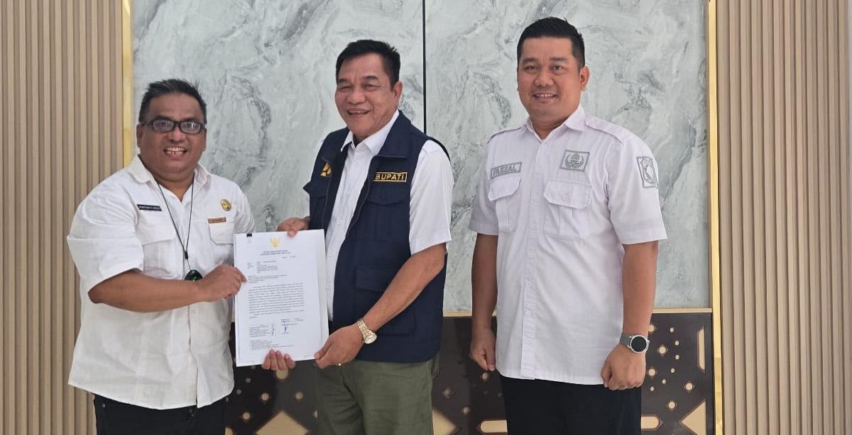 Bupati Musi Banyuasin HM Toha Tohet bersama Kepala Disnakertrans Muba membahas strategi penyerapan tenaga kerja lokal dan transparansi lowongan kerja di perusahaan migas.