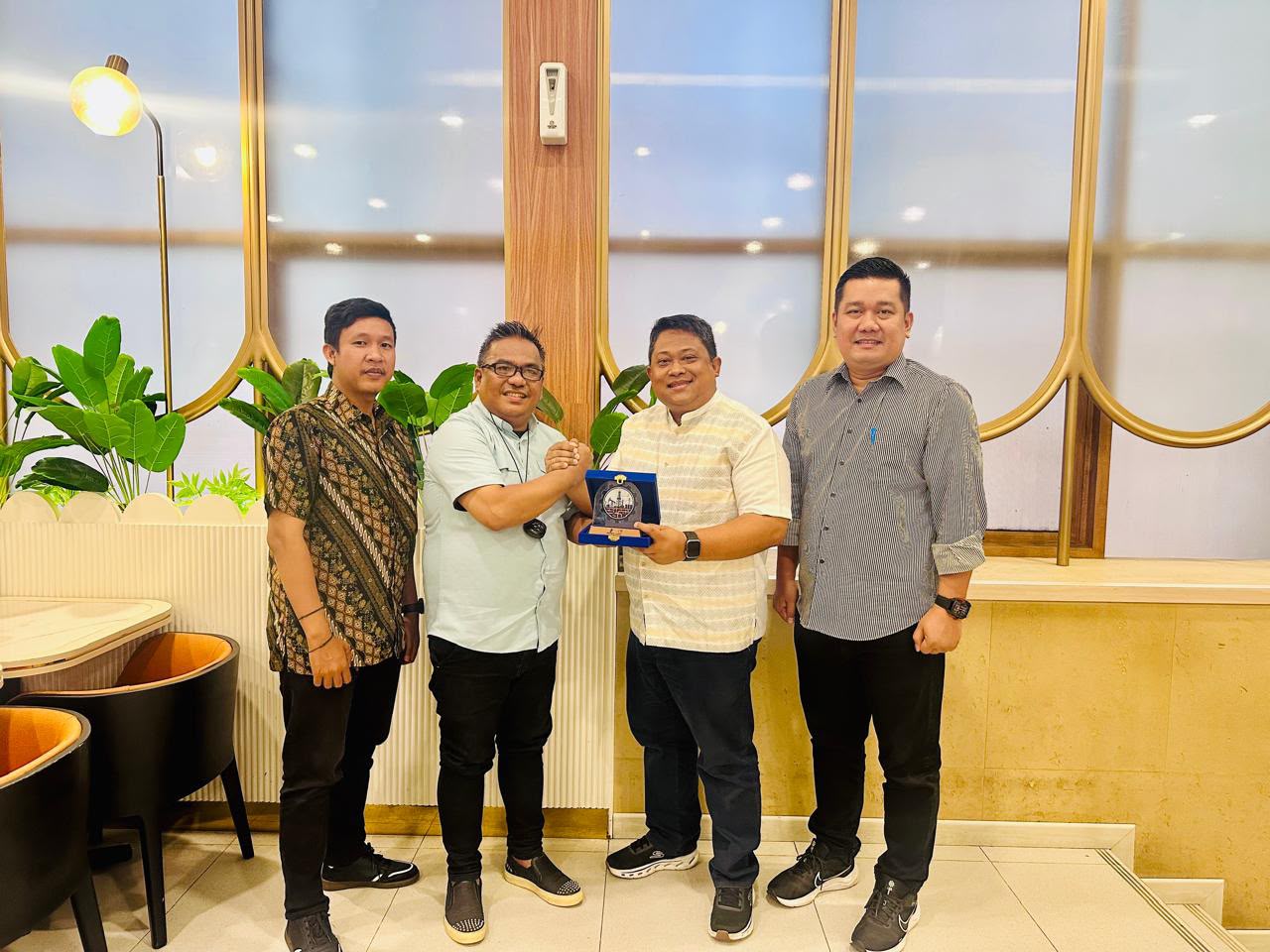 Kepala Disnakertrans Muba Herryandi Sinulingga menyerahkan surat resmi Bupati HM Toha Tohet kepada pihak Medco Energi dalam pertemuan di Palembang untuk mendorong implementasi Perda Nomor 2 Tahun 2020 tentang pengutamaan tenaga kerja lokal.