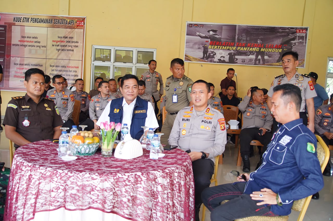 Bupati Musi Banyuasin H M Toha Tohet mengikuti lomba menembak dalam rangka HUT Bhayangkara ke-80 bersama Kapolres Muba di Lapangan Tembak Mapolsek Sekayu.