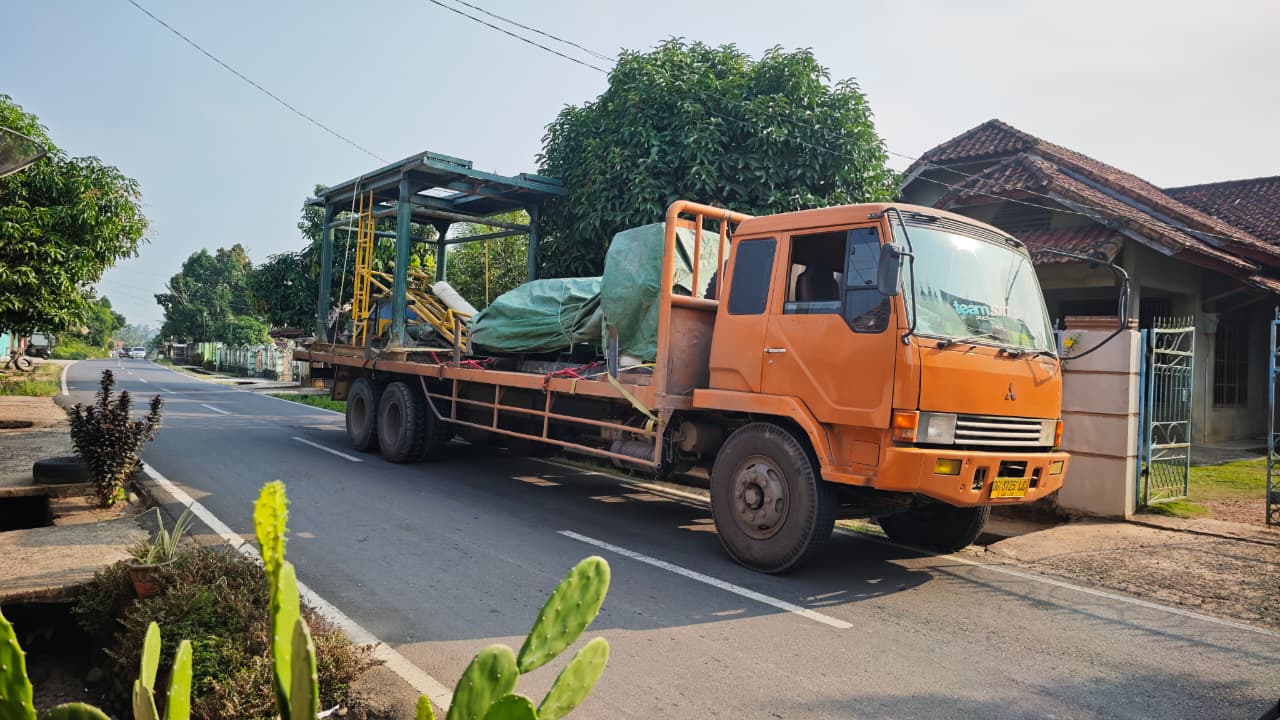 Truk bermuatan besar diduga terkait aktivitas PDSI usai menabrak kabel WiFi di Kelurahan Gunung Kemala, Prabumulih.