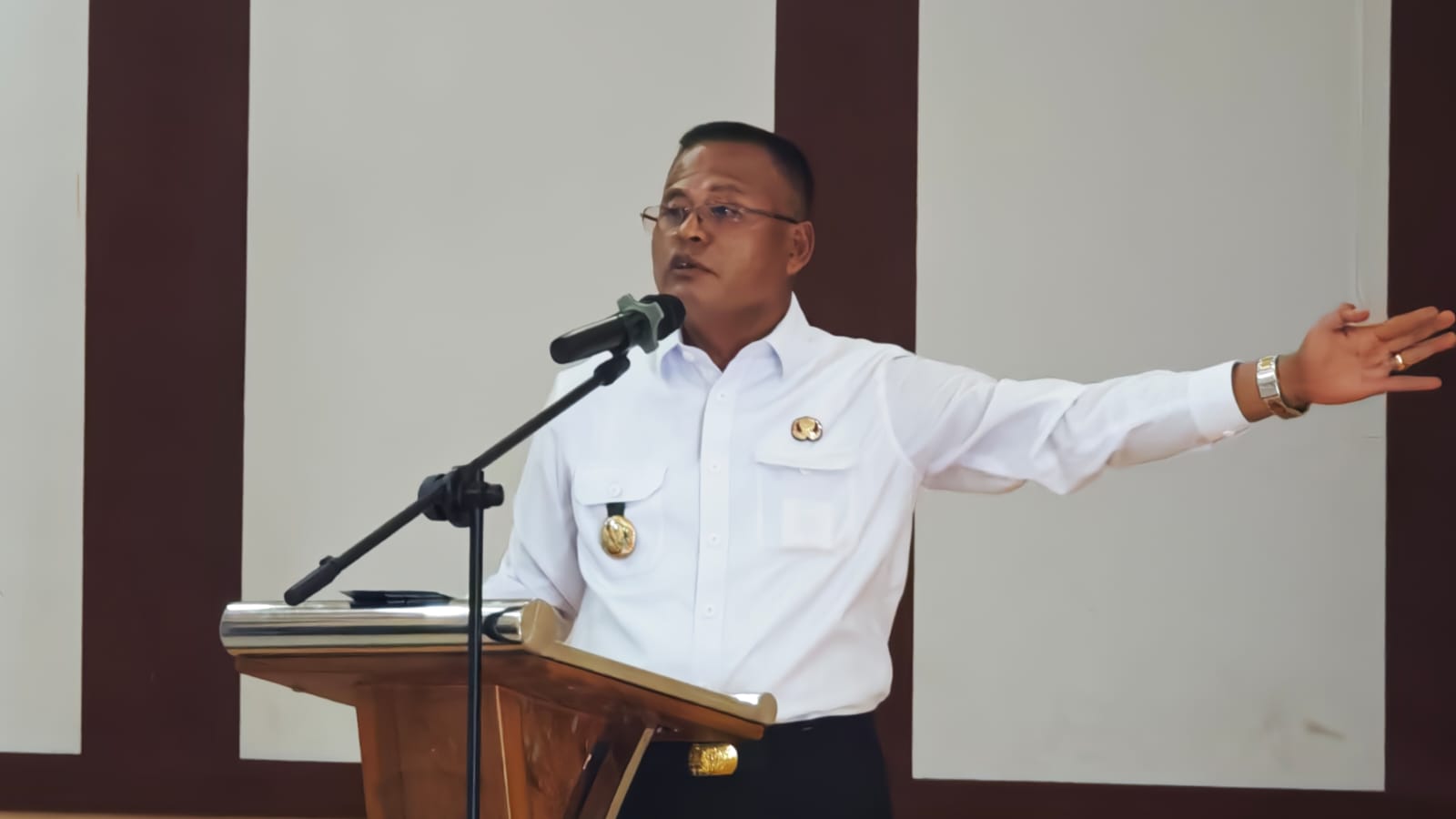 Wali Kota Prabumulih H. Arlan memberikan keterangan kepada awak media usai rapat bulanan bersama pejabat Pemkot Prabumulih terkait penurunan utang RSUD Prabumulih.