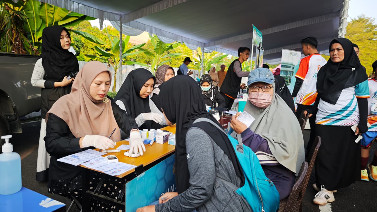 Tim medis RS AR Bunda Prabumulih bersiaga memberikan pelayanan kesehatan kepada peserta Pharmacist Nea Run 2026 di Rumah Dinas Wali Kota Prabumulih.