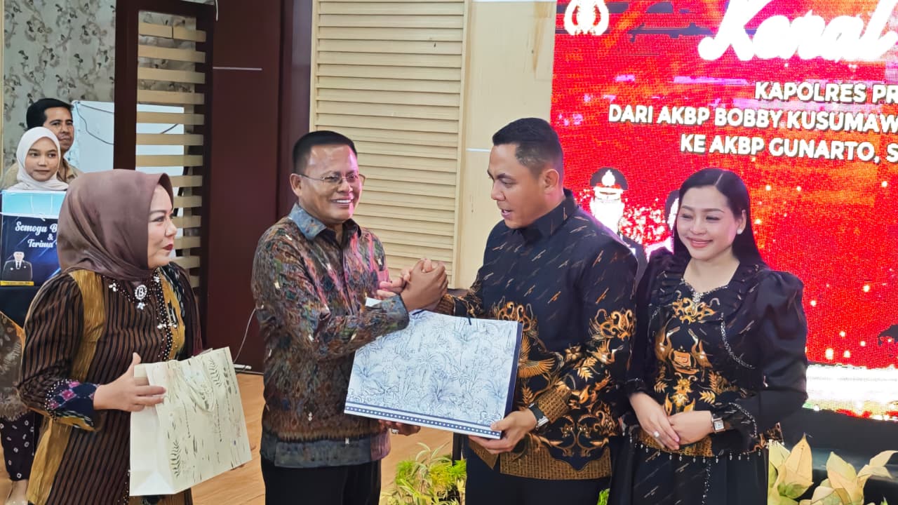 Wali Kota Prabumulih H. Arlan memberikan buah tangan pada acara kenal pamit Kapolres Prabumulih tahun 2026.