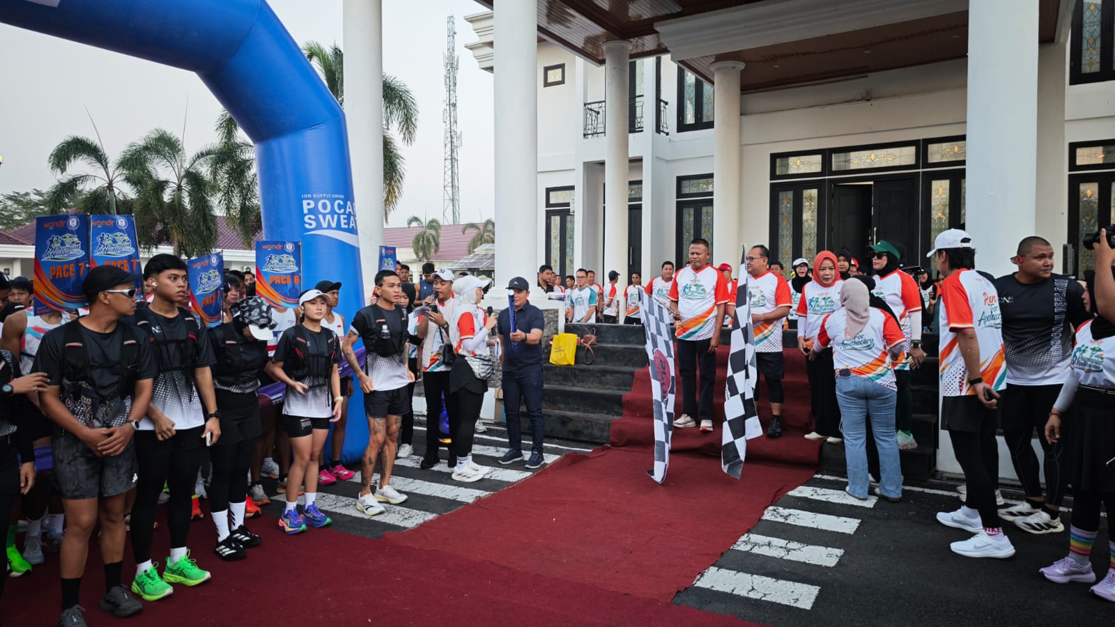 Wali Kota Prabumulih H. Arlan membuka kegiatan Pharmacist NeaRun 5K di Pendopo Rumah Dinas Wali Kota Prabumulih.