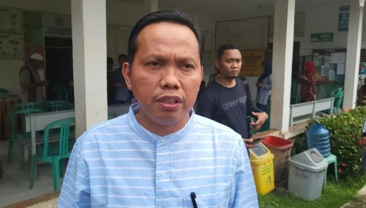 Camat Prabumulih Barat Edi Suanto mendukung warga menjaga Jalan Gunung Kemala dari kendaraan bertonase berat.