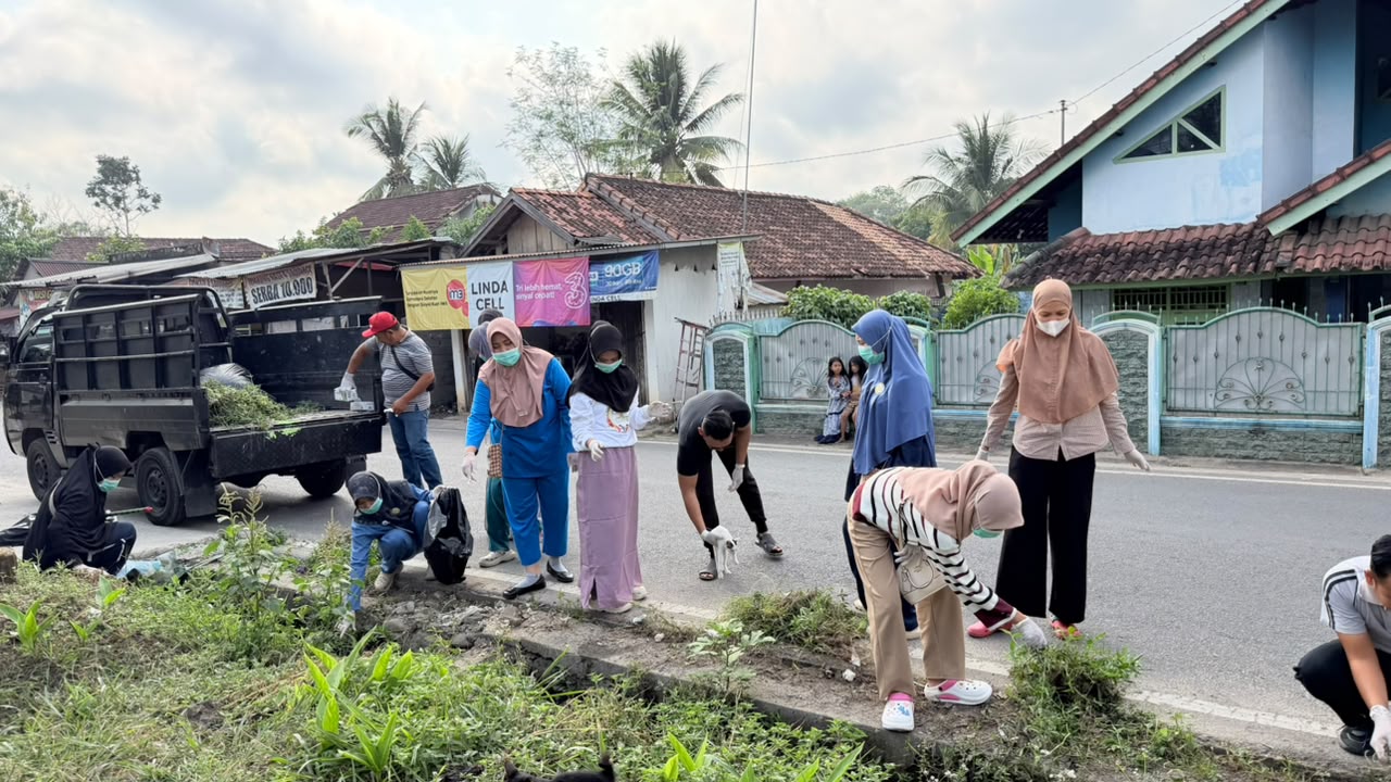 Pegawai RS AR Bunda Prabumulih mengikuti kegiatan gotong royong membersihkan Jalan Angkatan 45 di Kelurahan Gunung Ibul Barat.