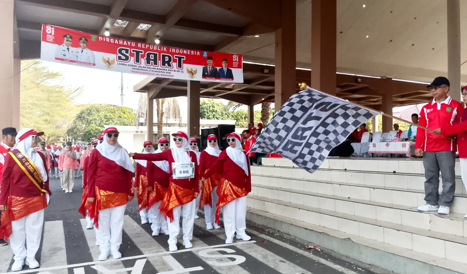 Keluarga besar RS AR Bunda Prabumulih mengikuti Gerak Jalan HUT ke-81 RI