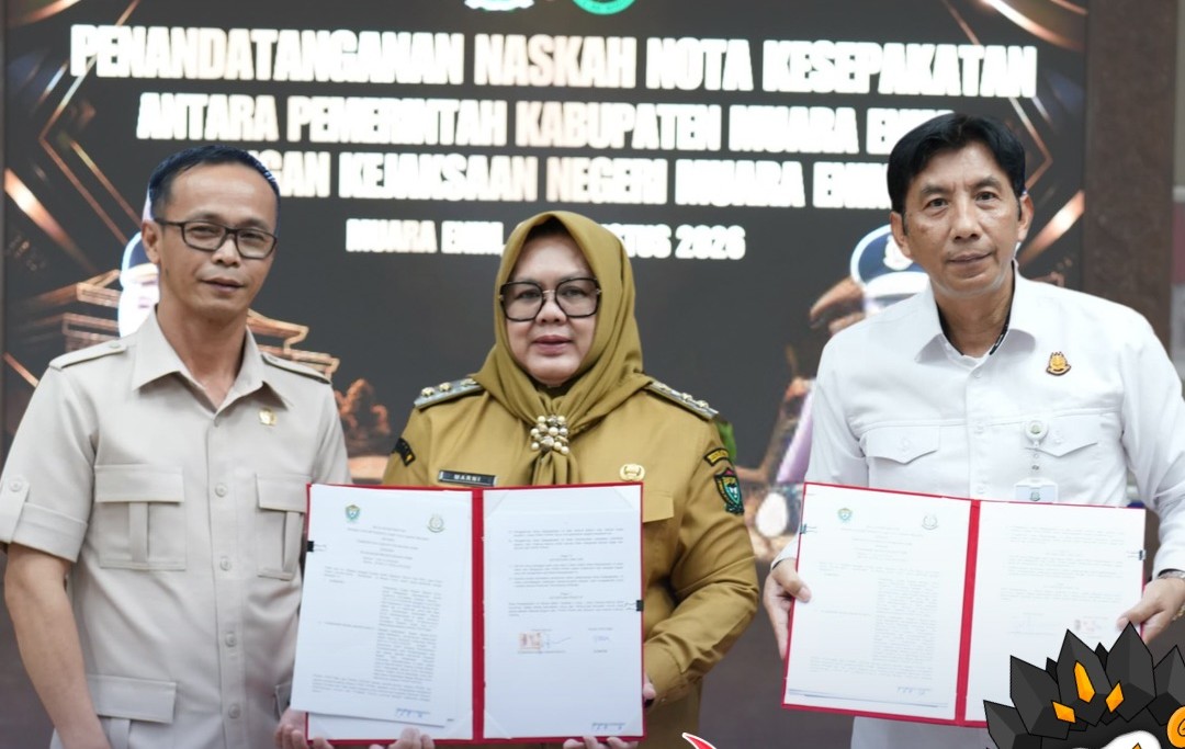 Plt Bupati Muara Enim Sumarni menandatangani nota kesepakatan bersama Kepala Kejaksaan Negeri Muara Enim Gunawan Wisnu bidang hukum Datun