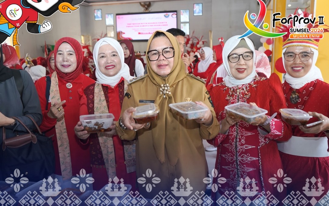 Plt Bupati Muara Enim Sumarni bersama DWP mengikuti lomba HUT ke-81 RI