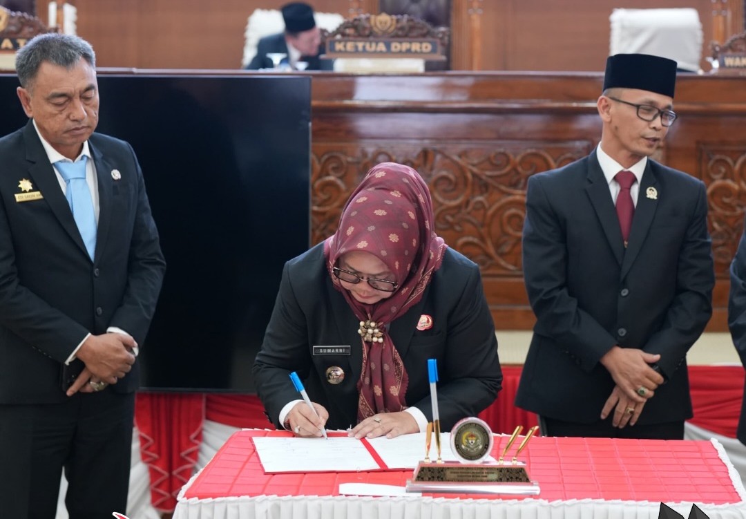 Plt Bupati Muara Enim Sumarni dan Ketua DPRD Muara Enim Deddy Arianto Sutopo menandatangani berita acara kesepakatan Raperda Pertanggungjawaban APBD Tahun Anggaran 2025