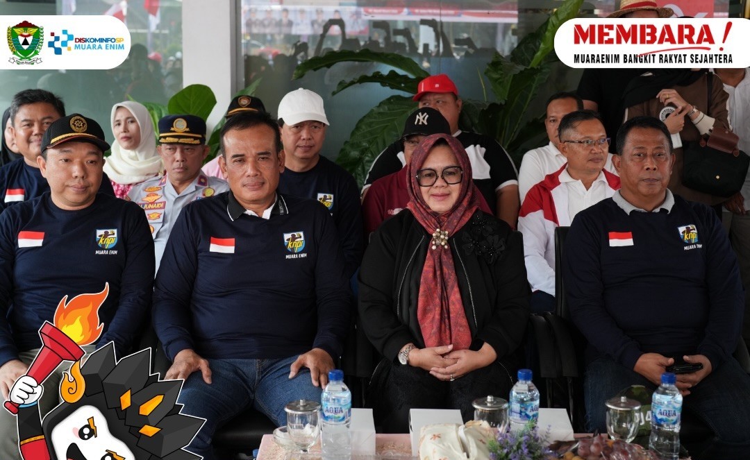 Peserta gerak jalan indah menampilkan kekompakan dalam rangka HUT ke-81 RI di Kabupaten Muara Enim