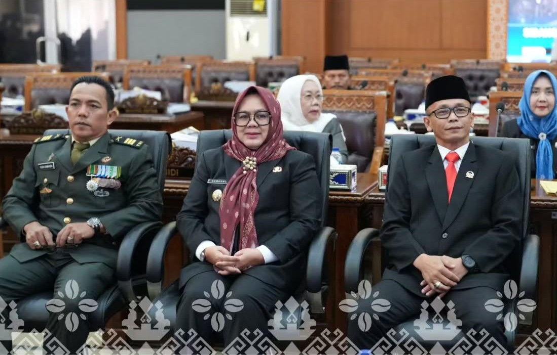 Plt Bupati Muara Enim Sumarni bersama DPRD mengikuti Pidato Kenegaraan Presiden Prabowo dalam Rapat Paripurna DPRD Muara Enim